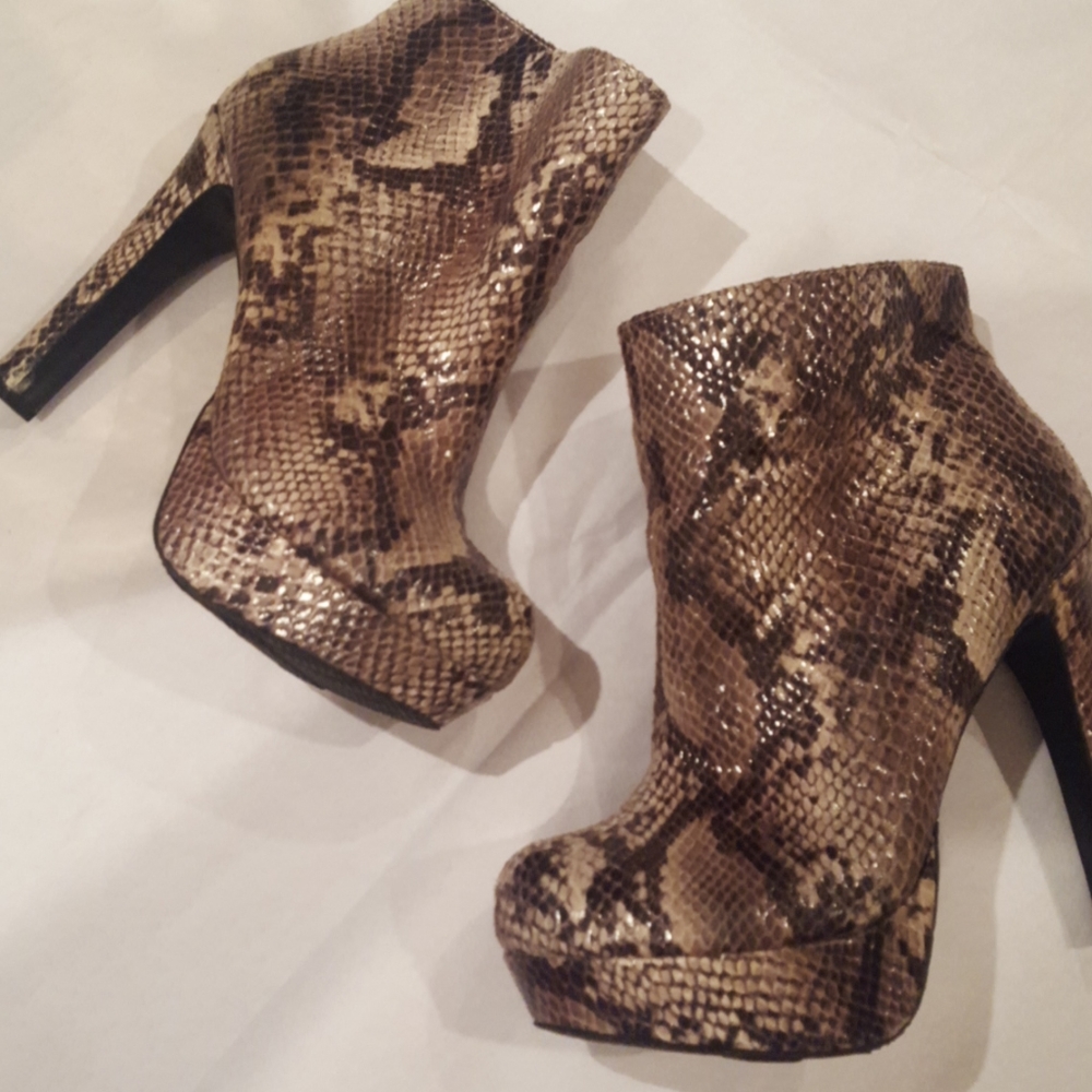 NWOT zigisoho snake skin booties